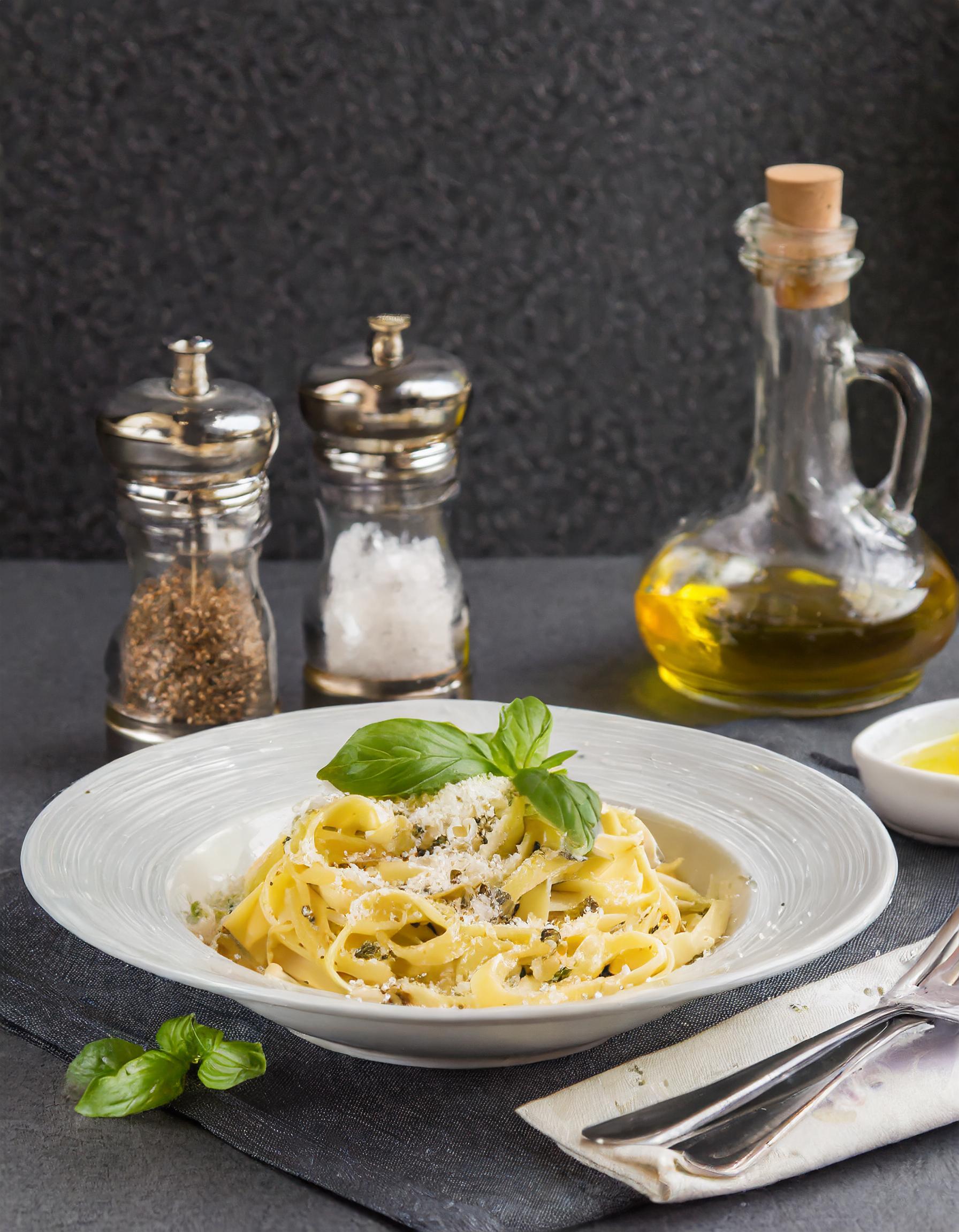 Authentische italienische Zutaten, sorgfältig auf einem Tisch arrangiert für die Zubereitung